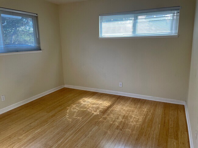 Building Photo - 1584 Mendenhall Dr