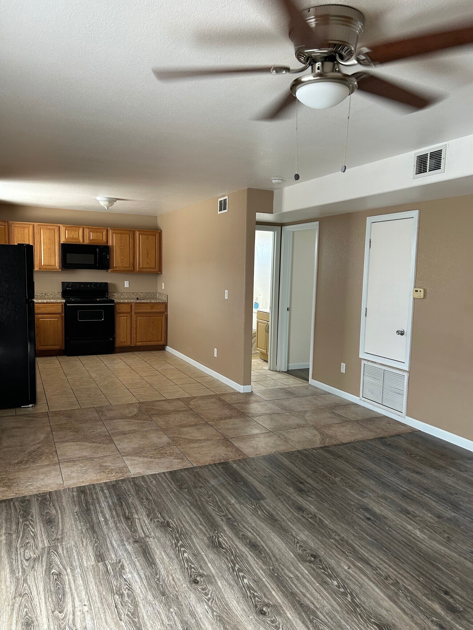 Building Photo - 2117 Clearwater Dr