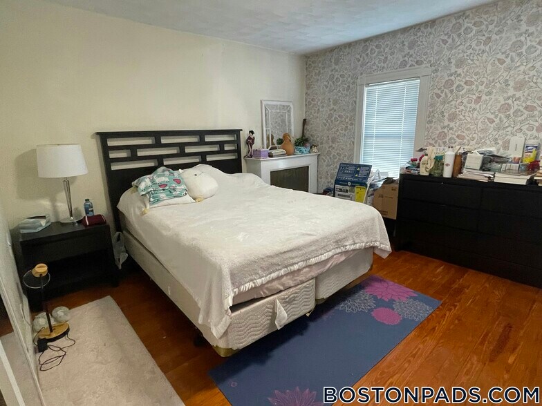 Building Photo - 354 Main St