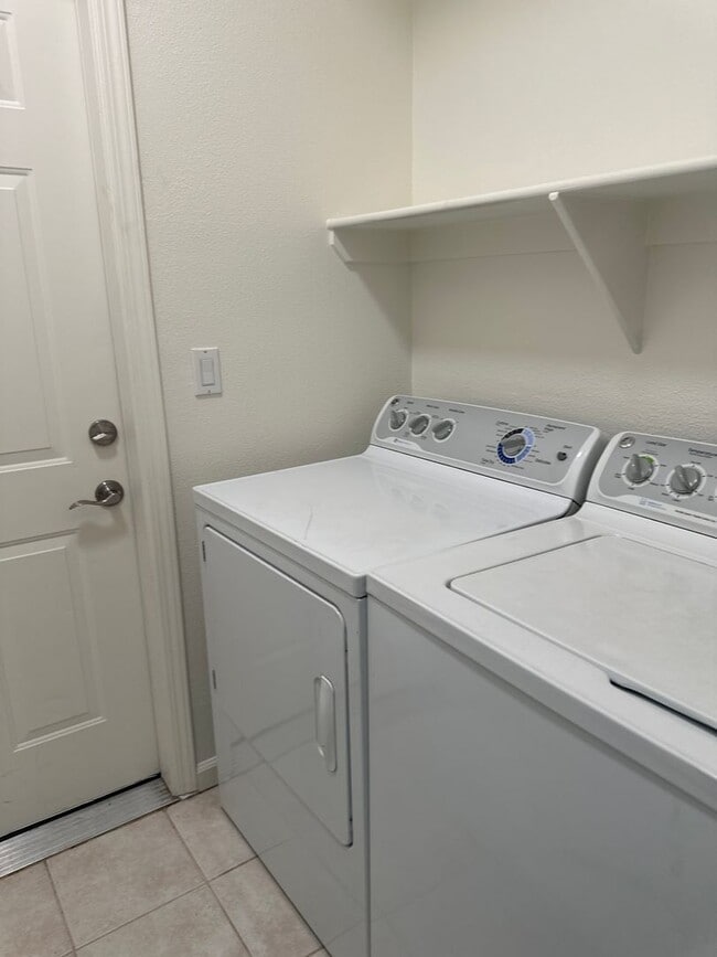 Building Photo - 1 Bedroom ground floor at Tanamera