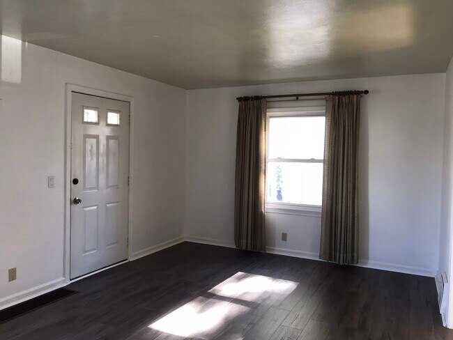 Building Photo - 866 Warwick Dr