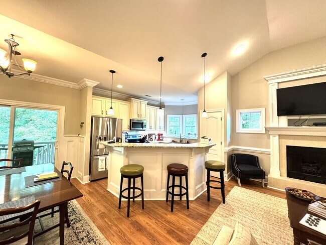 Building Photo - Stunning Home with an Upstairs Apartment or In-law Suite