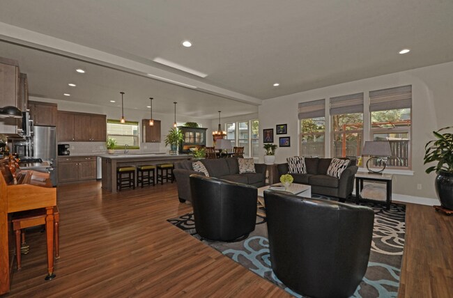 Building Photo - Beautiful 3 Bed/2.5 Bath Home in NW Bend - Via Cambria