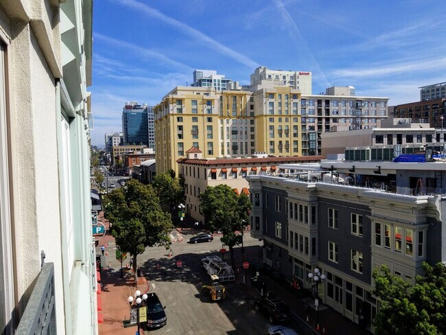 Building Photo - Gaslamp 1 bedroom with View, Wood floors, ...