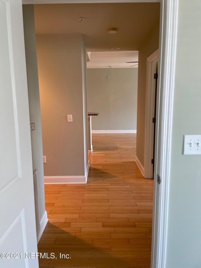 Building Photo - 400 E Bay St