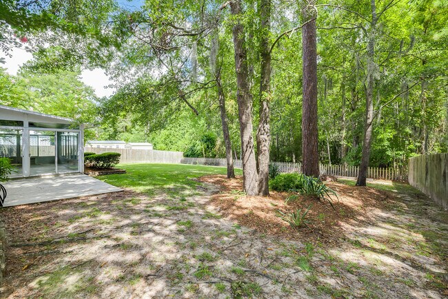 Building Photo - 868 Young Way