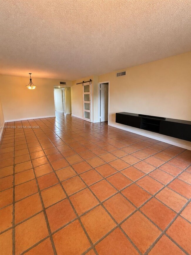 Building Photo - 286 Racquet Club Rd
