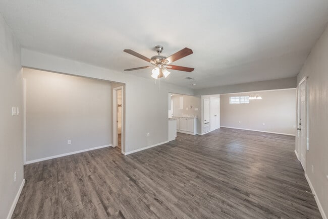 Building Photo - 2914 Scottsbluff Dr