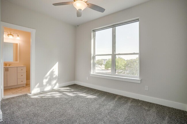 Building Photo - 2321 Benbrook Blvd