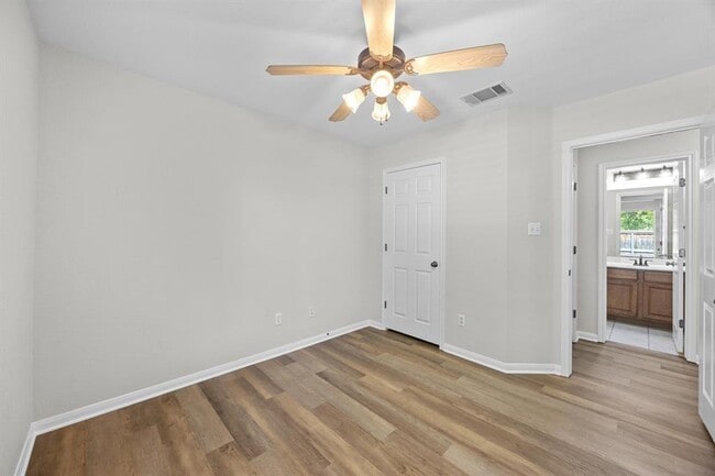 Building Photo - 806 Broken Trace Ct