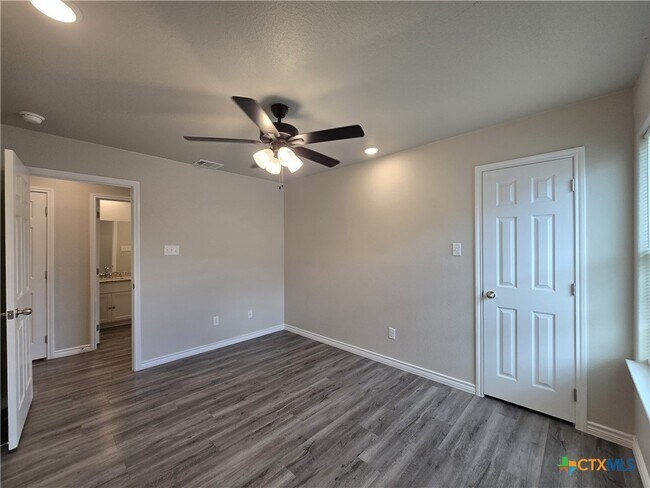 Building Photo - 523 Lost Trl