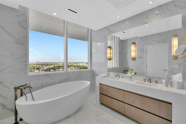 Building Photo - 525 N Fort Lauderdale Beach Blvd