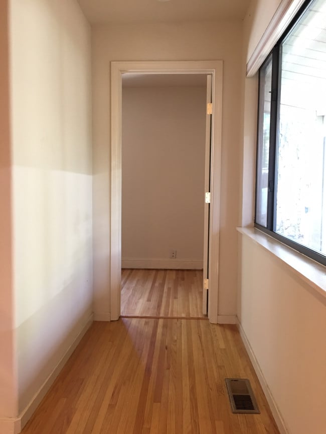 Building Photo - 12381 Sunset Ave