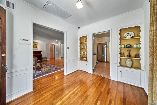 Building Photo - 433 S Bundy Dr