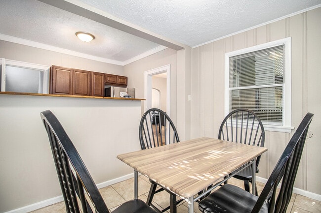 Building Photo - 805 Miner St