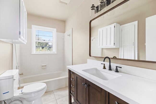 Building Photo - Charming 3-Bedroom Home Near the Rose Dist...