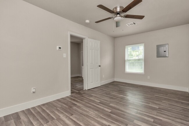 Building Photo - 211 Stiles St