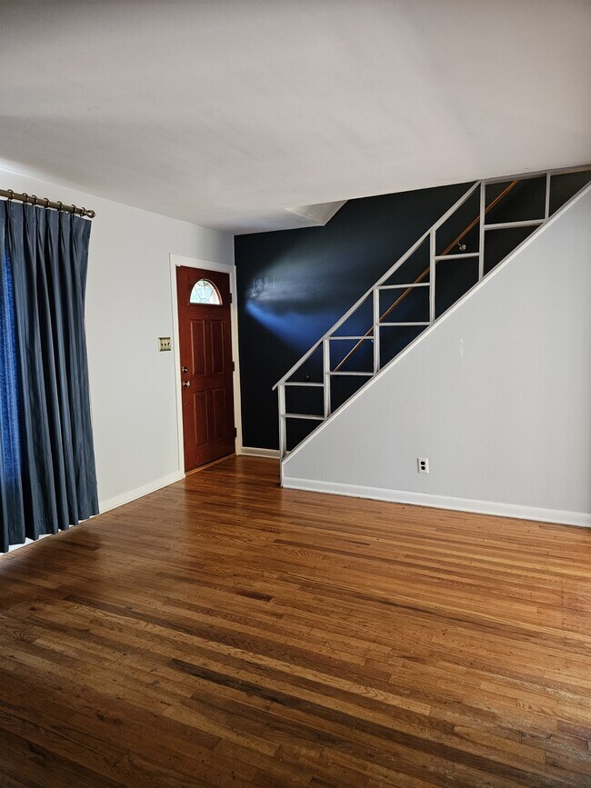 Building Photo - 2415 S Lumber St