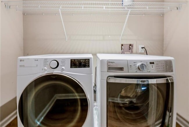 Building Photo - 3950 Lookout Point Dr