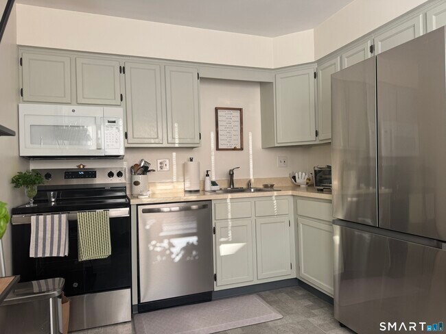 Building Photo - 83 Valley Dr