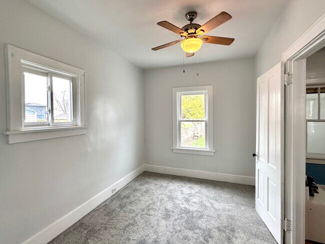 Building Photo - 810 W 2nd St