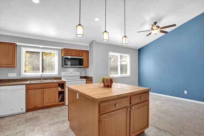 Building Photo - "Spacious 4-Bedroom Haven with 3 Full Baths in Aurora's Heart – 2068 Sq Ft of Comfort!"