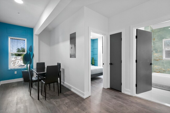 Building Photo - 927 S Howard Ave