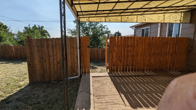 Building Photo - 5 BED/2 BATH RANCH HOME W/FINISHED BASEMEN...
