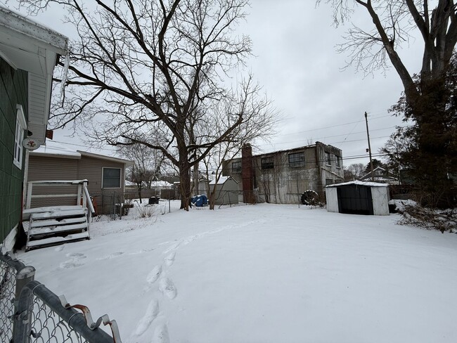 Building Photo - Spacious 2-Bedroom Home Near Vandercook Lake