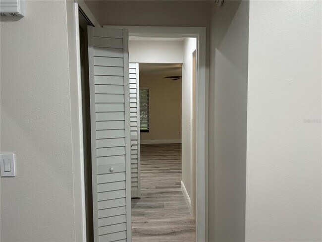 Building Photo - 484 E Maine Ave