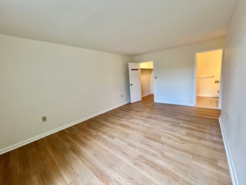 Building Photo - 1004 Paradise Rd