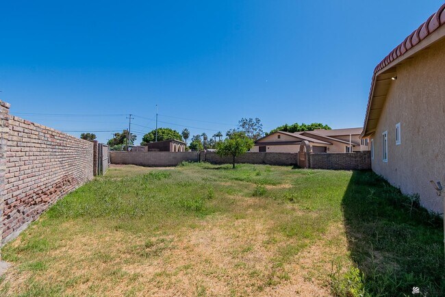 Building Photo - 1850 W 15th Ln