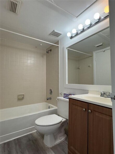 Building Photo - 2831 N Oakland Forest Dr