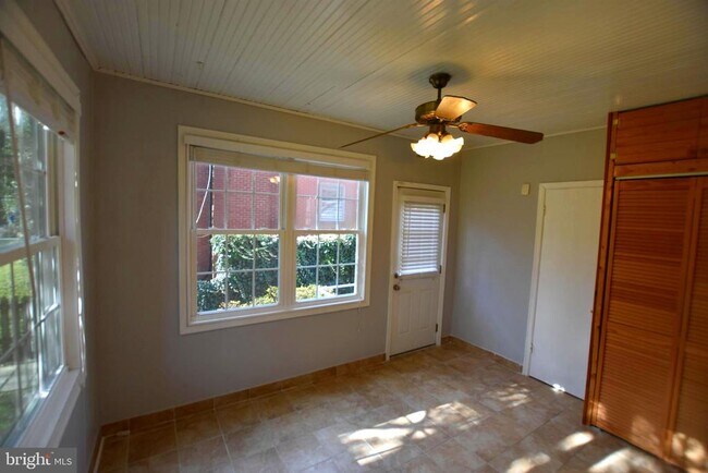 Building Photo - 10118 Cedar Ln