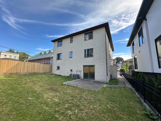 Building Photo - 407 Jane St