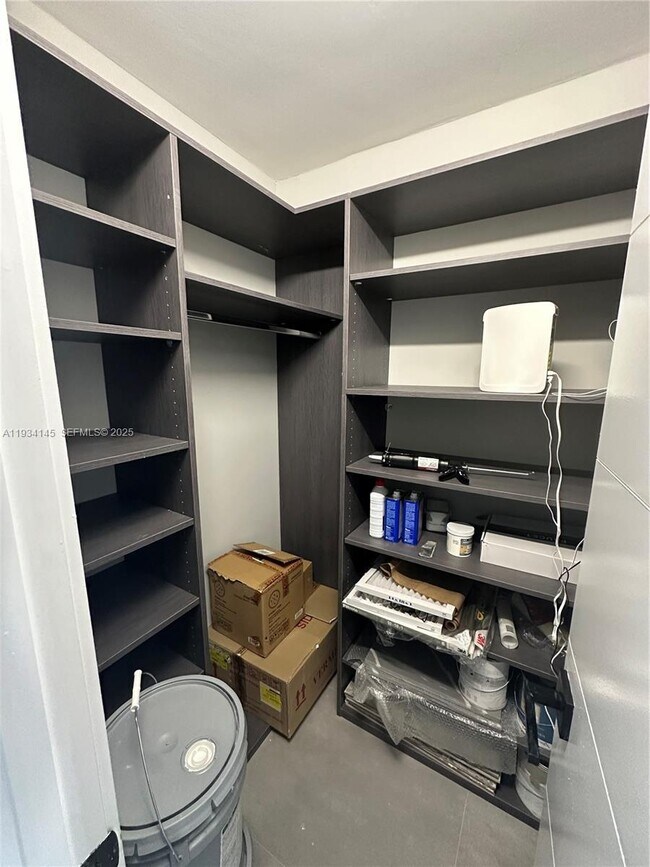 Building Photo - 600 Parkview Dr