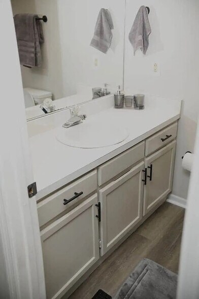 Building Photo - Room in Condo on Forest View Dr