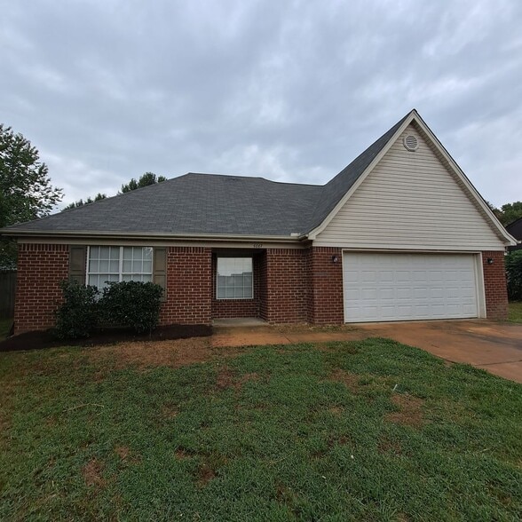 Primary Photo - Welcome to this charming 3 bedroom, 2 bath...