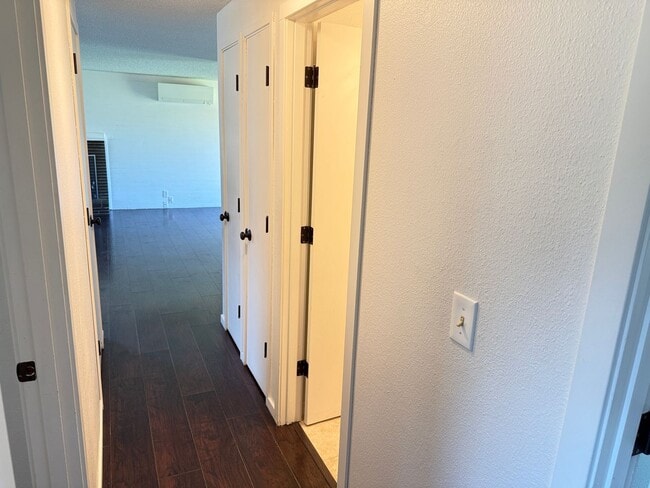 Building Photo - Discover this 3-bedroom 2-bathroom house in a great neighborhood!