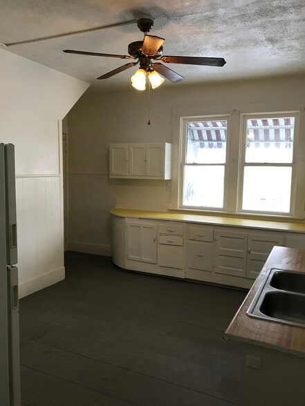 Kitchen - 211 S Western Ave