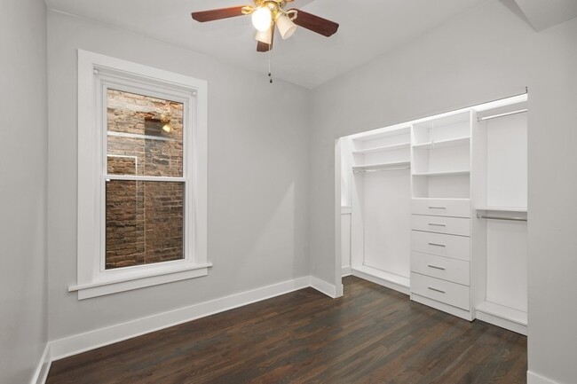 Building Photo - 935 N Hoyne Ave