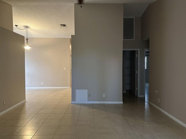 Building Photo - 300 NE 42nd St