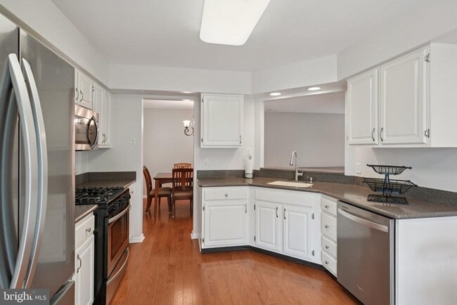 Building Photo - 505 Oliphant Ln