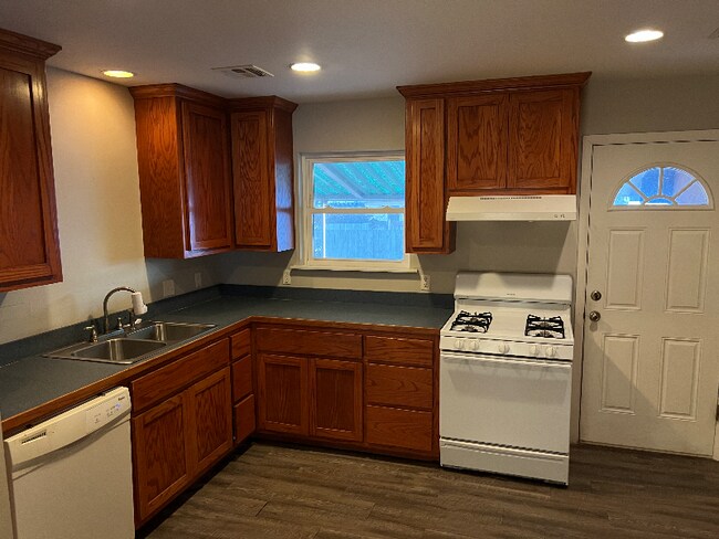 Building Photo - 2024 S Johnstone Pl