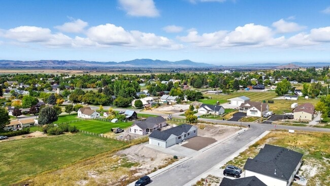 Building Photo - 225 265