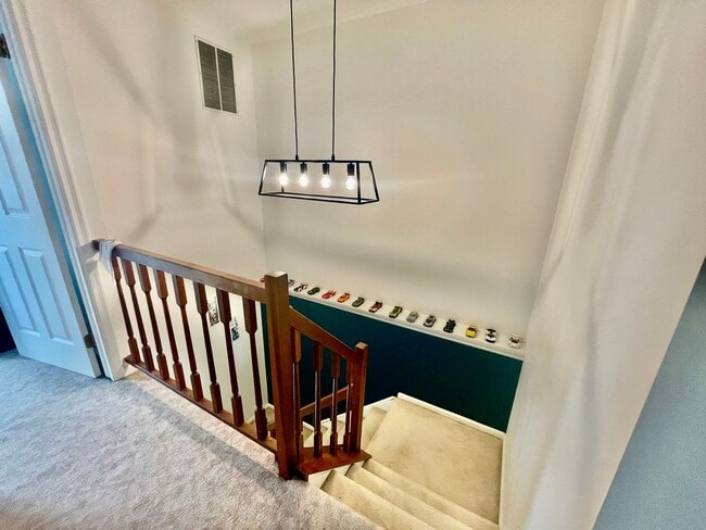 Building Photo - Charming and Spacious 3-Bedroom Home for R...