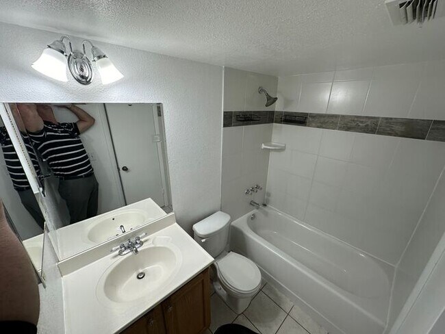 Building Photo - **MOVE IN SPECIAL $500 Off the first months rent** COZY 2 Bedroom/1.5 Bathroom 2nd Floor Condo!!