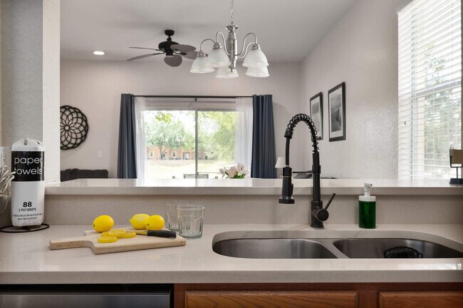 Building Photo - 557 Miramar Ave