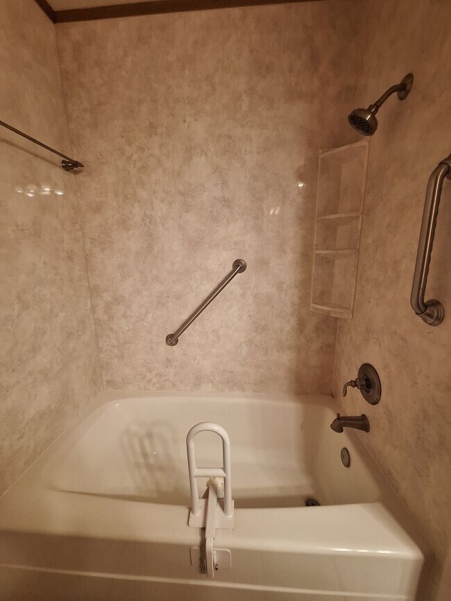 Building Photo - Spacious 3 bedroom, 2 bath