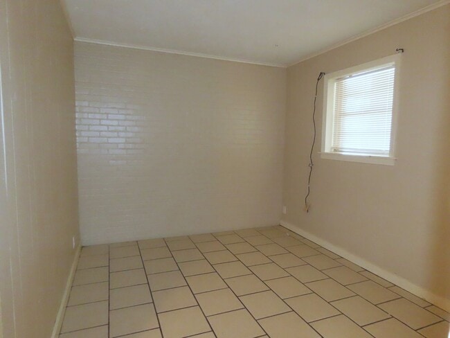 Building Photo - Cozy Two Bedroom One Bathroom Apartment, Texas College Area!